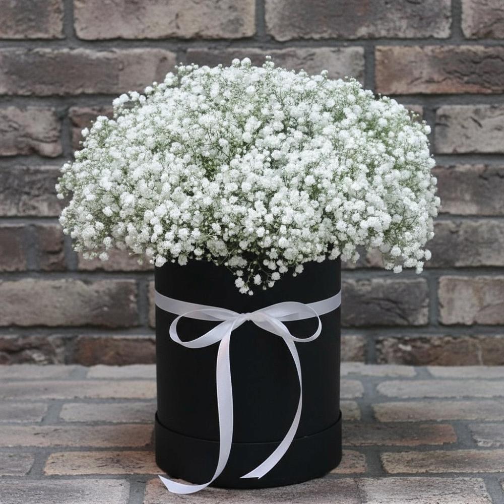 Цветочная композиция из Гипсофила в шляпной коробке в Ждановский