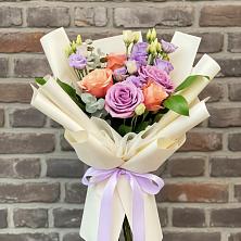 Букет цветов из:  Лизиантусы и Розы в Ждановский