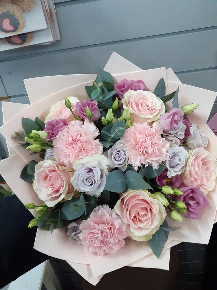 Букет цветов из: Розы, Гвоздики и Лизиантусы в Ждановский