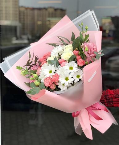 Букет цветов из: Розы, Лизиантусы и Хризантемы в Ждановский